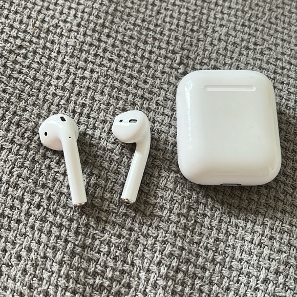 Apple AirPods 1st Generation - Picture 1 of 5